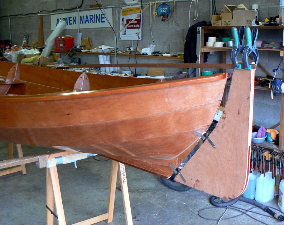 Je n'utilise pas le kit "voile" standard du Skerry et j'ai réalisé mon propre gouvernail. Au lieu du guignol et de son long stick, je vais installer une longue (1.60 m) barre franche. Un safran pivotant occupera le logement du bas du gouvernail. 