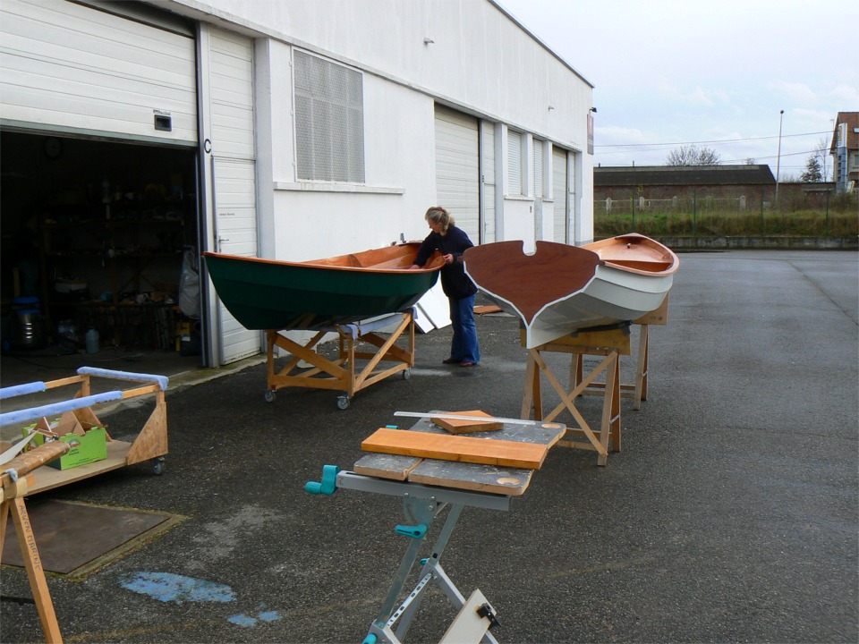 Fin de la construction du Skerry et de la Yole de Chester : nous profitons du beau temps (un peu relatif, certes, mais n'oubliez pas que nous sommes en Picardie) et Igor vient de dépoussiérer la Yole après l'ultime ponçage de l'époxy, avant le vernis, et fait la poussière entre deux couches de vernis sur le Skerry. 