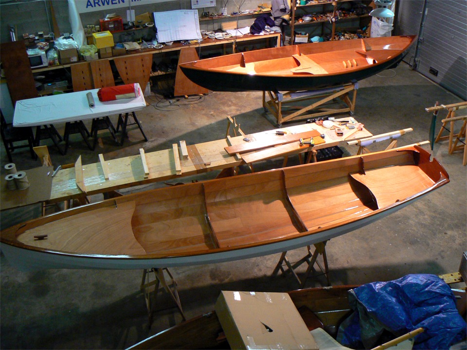 Dernière vue du haut de l'échelle : les deux bateaux sont vernis, mais je sais déjà que je n'aurai pas le temps de faire les six couches de vernis sur la Yole : je referai un nouveau ponçage ultime (je fais beaucoup de ponçages ultimes les uns à la suite des autres...) et finirai le vernis après le salon. 