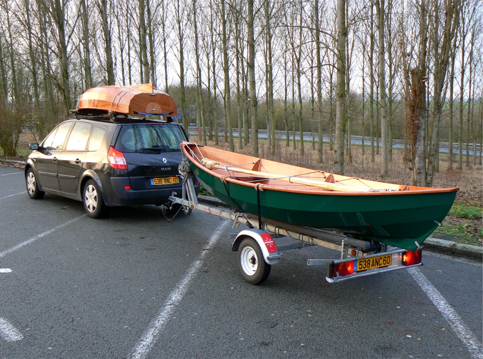 Second voyage vers le parc d'expositions de la porte de Versailles, à Paris : j'ai déjà emporté hier la Yole de Chester pour la mettre en place, et j'ai ici la Prame d'Eastport sur les barres et le Skerry sur la remorque. 