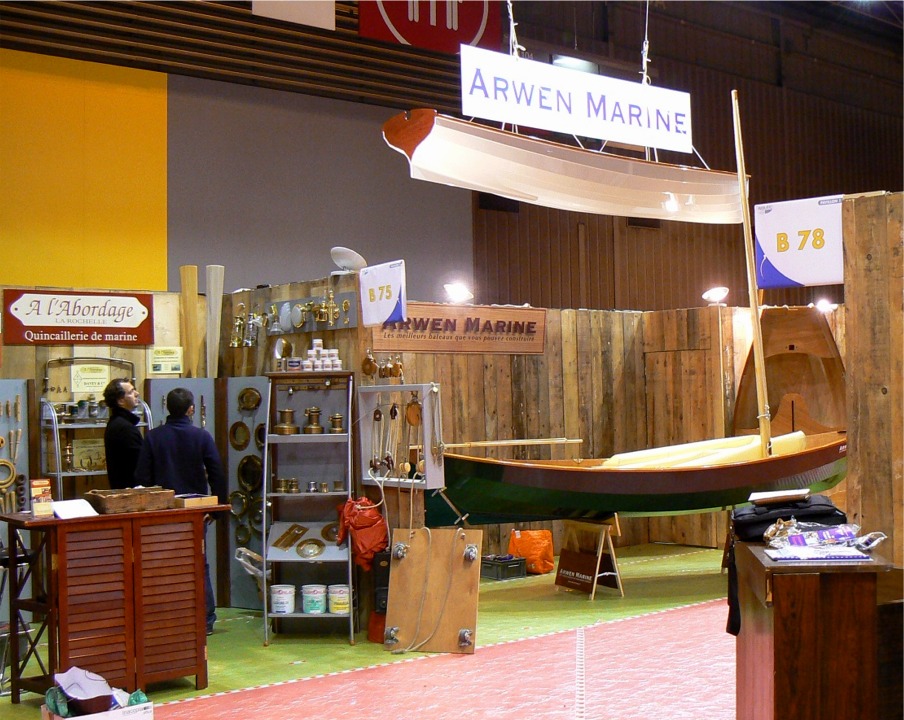 Et voilà le stand Arwen Marine au soir du jeudi 3 décembre, veille de la journée d'inauguration (réservée au professionnels). Ludo (constructeur et patron d'Anouket, déjà beaucoup admirée dans nos pages) a travaillé deux jours avec moi pour tout mettre en place : qu'il en soit remercié à la hauteur (5 m) du travail fourni ! Il y a de plus grosses enseignes que la notre, mais il est sûr qu'Arwen Marine a la plus belle enseigne de tout le salon ! 
