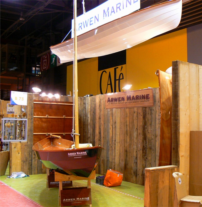 Il nous reste à installer le kit du "cradle boat" (bateau berceau, tout nouveau kit) sur le tableau derrière le Skerry : ce petit kit est juste à la bonne taille pour montrer concrêtement comment se présente un kit standard. J'aurai aussi un cradle boat suturé, non collé, afin de montrer le chaînon manquant entre le kit et la Prame d'Eastport, le même bateau deux fois plus grand, et ainsi compléter la démonstration. 