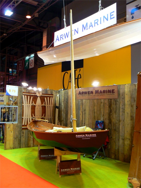 Le stand Arwen Marine est fin prêt, et la Yole de Chester nous fait la plus belle enseigne de tout le salon. 