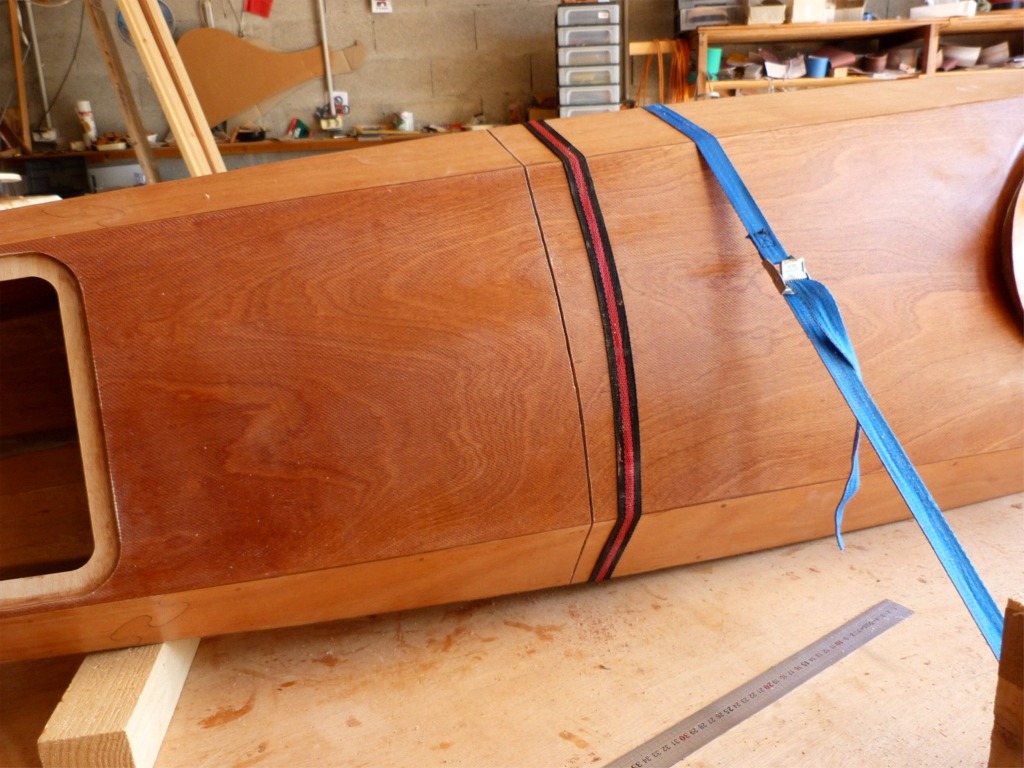 La coupe est terminée, les deux tronçons ne tiennent plus que par de petits collages "parasites" autour des trous des vis, et il se détacheront très facilement en tirant un peu dessus. 