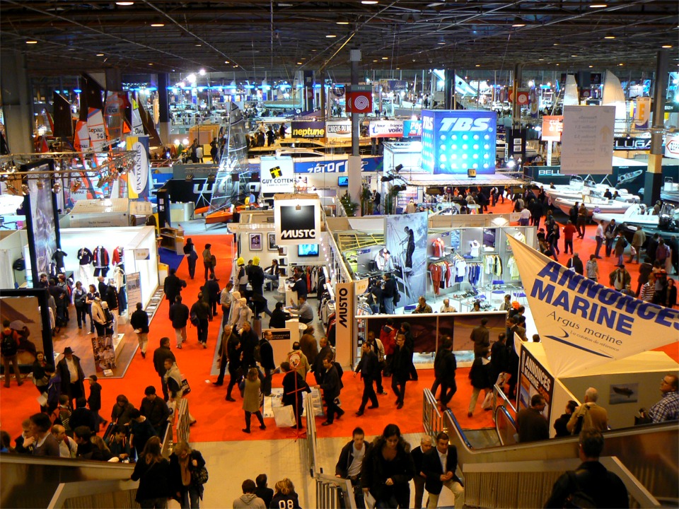 En triant mes photos, je suis retombé sur quelques images du salon nautique que voici. 235 000 visiteurs ont fait le déplacement pour venir voir mes bateaux (on me dit que quelques uns venaient voir les piscines, peu importe !) 