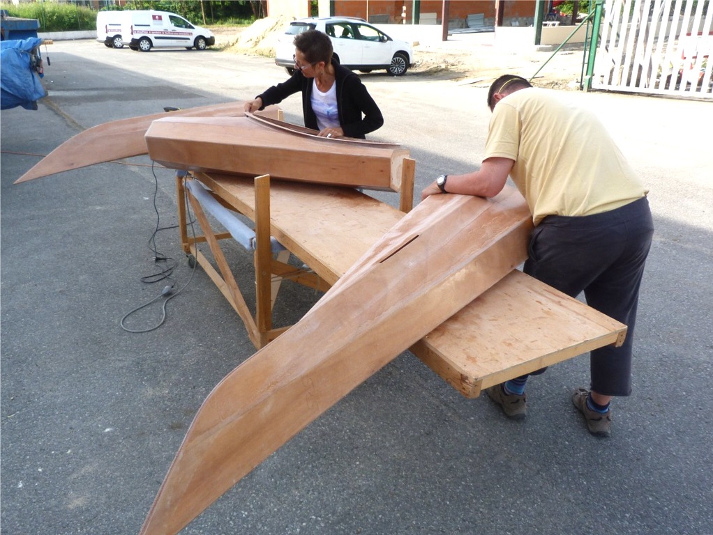 Dernier jour ! Nous commen&ccedil;ons par le pon&ccedil;age des retouches d'&eacute;poxy charg&eacute;e que nous avons faites la veille au soir. 