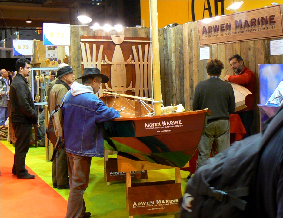 Et je commence la construction du bateau-berceau afin de montrer la première étape de sa construction : la suture en fil de cuivre. 