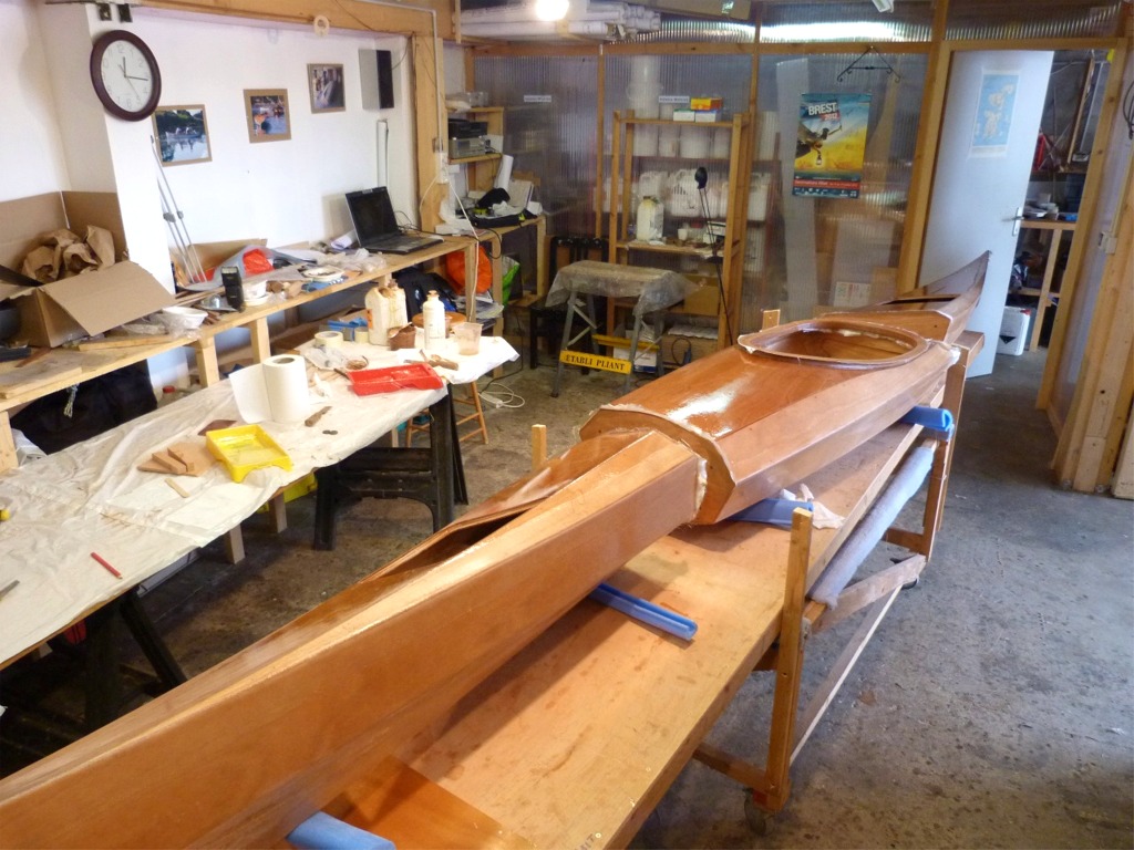 Vue g&eacute;n&eacute;rale en fin de matin&eacute;e : le travail est temin&eacute;, il ne reste plus qu'&agrave; tout nettoyer, bien poncer et repasser une derni&egrave;re couche d'&eacute;poxy avant le vernis. 
