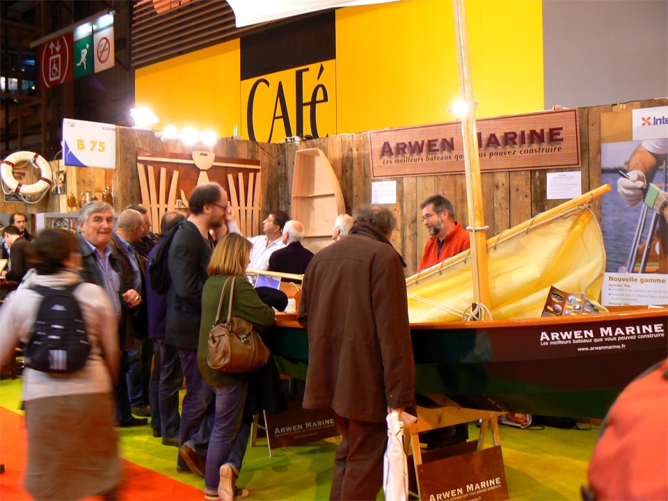 Quoi qu'il en soit, beaucoup de visiteurs sont venus s'esbaudir sur le magnifique stand Arwen Marine ! Qu'ils soient tous remerci&eacute;s de leur visite, et j'esp&egrave;re que nous nous reverrons sur l'eau, lors de l'un des rassemblements de la saison prochaine. 