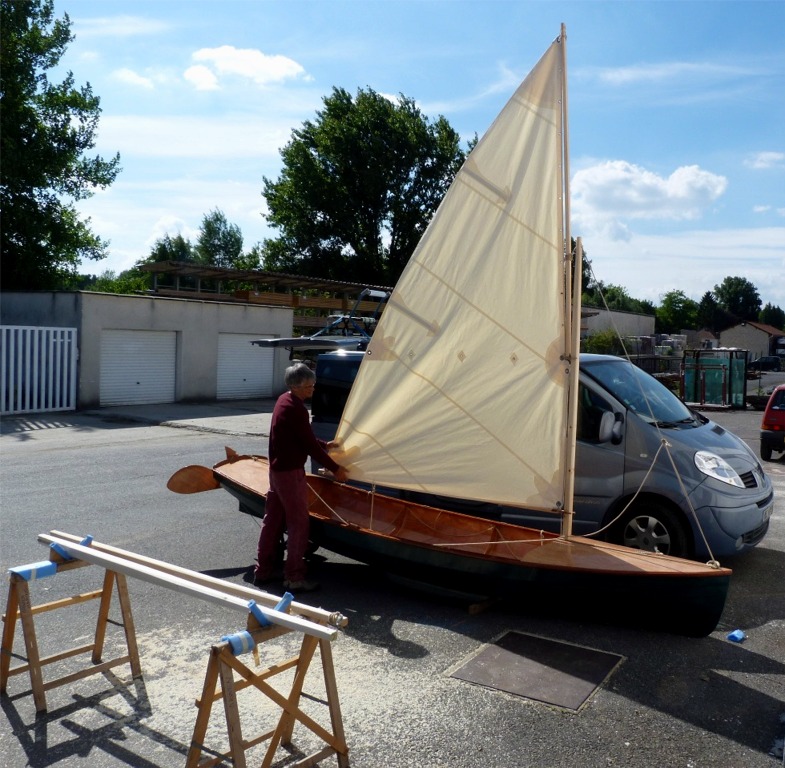 Pierre est de passage &agrave; l'atelier pour finaliser le gr&eacute;ement de sa propre Yole de Chester "Atypik" car il a re&ccedil;u sa voile houari coup&eacute;e sur ses mesure par la voilerie Rochard. Ce type de voile houari est qualifi&eacute; de "militaire" car le pic est vertical ou presque, sans doute par r&eacute;f&eacute;rence &agrave; la position du fusil dans certaines figures artistiques traditionnelles, &agrave; moins que ce ne soit pour la position de la baillonnette sur le canon de celui-ci. 
