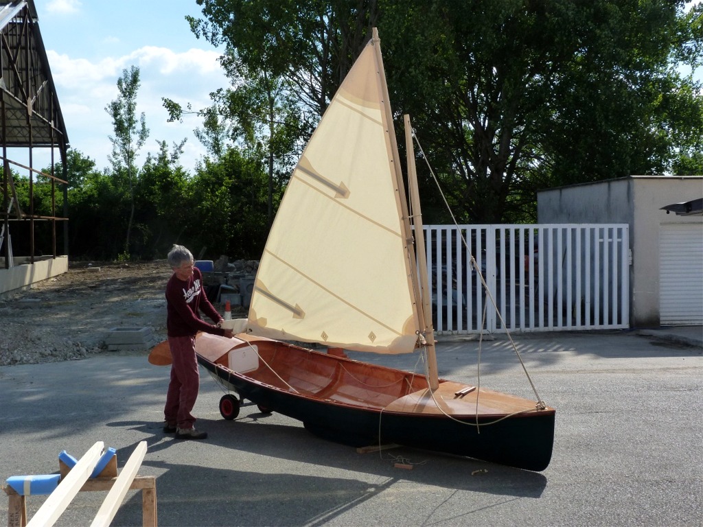 Pierre a demand&eacute; &agrave; n'avoir qu'une seule bande de ris, mais d'une surface tr&egrave;s cons&eacute;quente, afin de r&eacute;duire fortement la surface de la voile et surtout d'abaisser le centre de pouss&eacute;e v&eacute;lique et ainsi r&eacute;duire le couple de chavirage. 