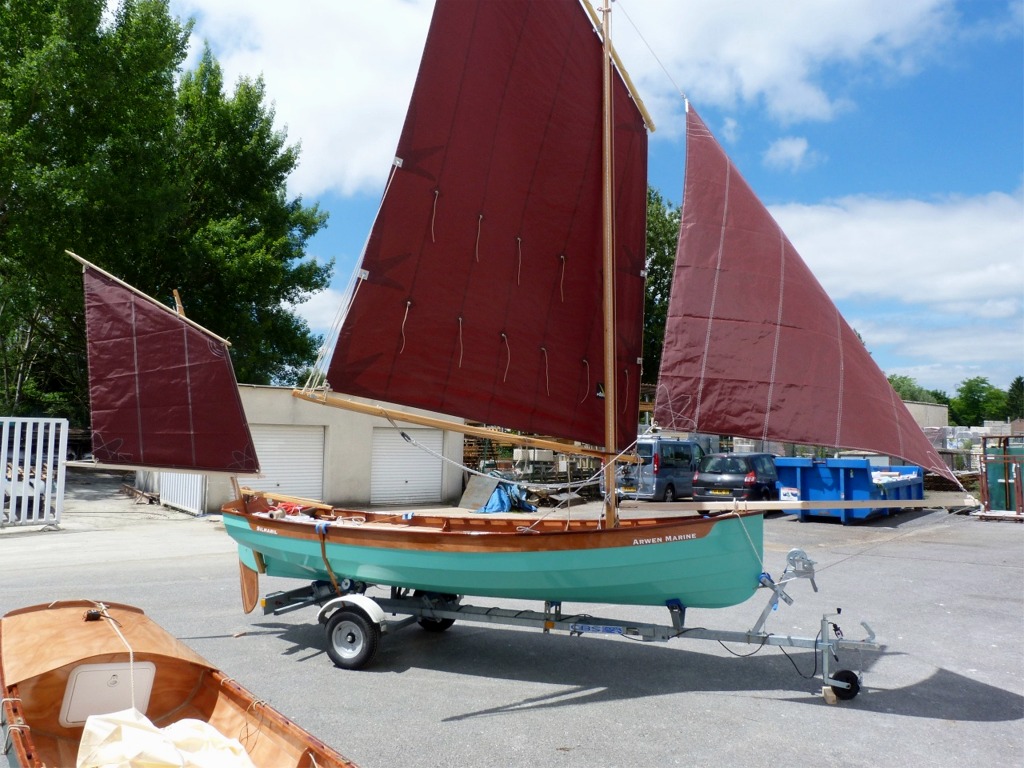 Je reviens finalement &agrave; un foc non b&ocirc;m&eacute;, car j'ai du mal avec l'aspect esth&eacute;tique de ce balestron sur bout-dehors. Je pense tout de m&ecirc;me emporter le balestron pour les premiers essais, qui auront lieu en fin de semaine prochaine, lors de la Route du Sable. Je dois encore ajouter deux bastaques, car le m&acirc;t est trop souple et cintre vers l'avant quand j'&eacute;tarque le foc. Les bastaques sont donc indispensables pour avoir un guindant de foc suffisamment raide pour le pr&egrave;s. Encore une manoeuvre &agrave; g&eacute;rer, je vais arriver &agrave; faire plus compliqu&eacute; que Ludo ! 