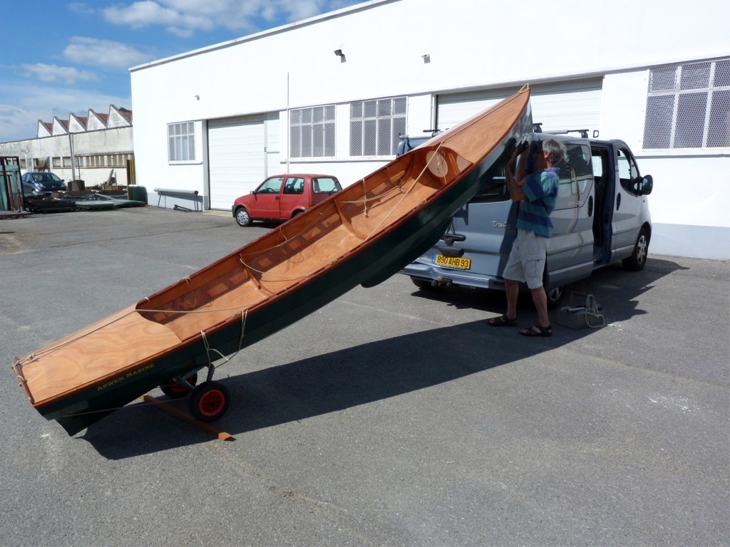 Pierre charge sa Yole de Chester "Atipik" sur les barres de toit et j'en profite pour faire cette s&eacute;quence d'images qui montre qu'en ayant pas mal r&eacute;fl&eacute;chi et un peu am&eacute;nag&eacute; son v&eacute;hicule, on peut charger seul un bateau de 42 kg &agrave; 1.90 m de hauteur. Au d&eacute;part, la yole est sur son chariot, dont les roues sont cal&eacute;es, et Pierre soul&egrave;ve l'avant pour poser le brion sur un porte-v&eacute;lo fix&eacute; sur le hayon. 