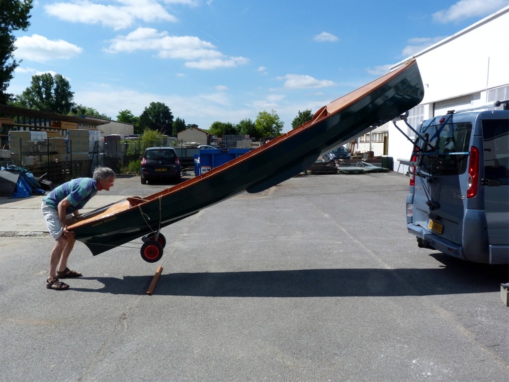 Le porte-v&eacute;lo est &eacute;quip&eacute; d'une barre transversale pourvue d'un rouleau avec deux but&eacute;es lat&eacute;rales (indispensables pour &eacute;viter que l'avant du bateau &eacute;chappe sur un c&ocirc;t&eacute; du rouleau et retombe, car Pierre ne peut pas voir le rouleau). Pierre soul&egrave;ve maintenant l'arri&egrave;re de la yole et l'am&egrave;ne &agrave; l'horizontale. 