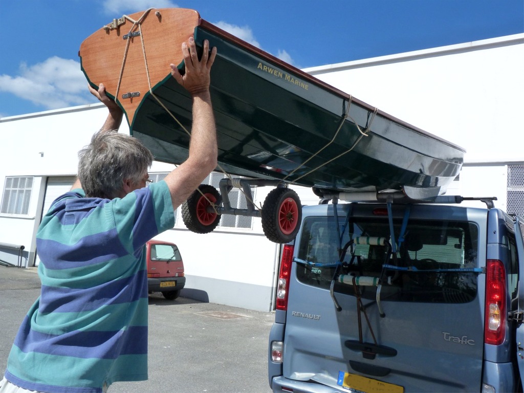 Les quilles jumelles d'Atipik passent de part et d'autre du rouleau du porte-v&eacute;lo et viennent buter sur la barre arri&egrave;re. Avec un petit effort suppl&eacute;mentaire, Pierre fait monter les quilles sur la barre et elles redescendent de l'autre cot&eacute; pour venir ensuite monter sur la barre avant. 