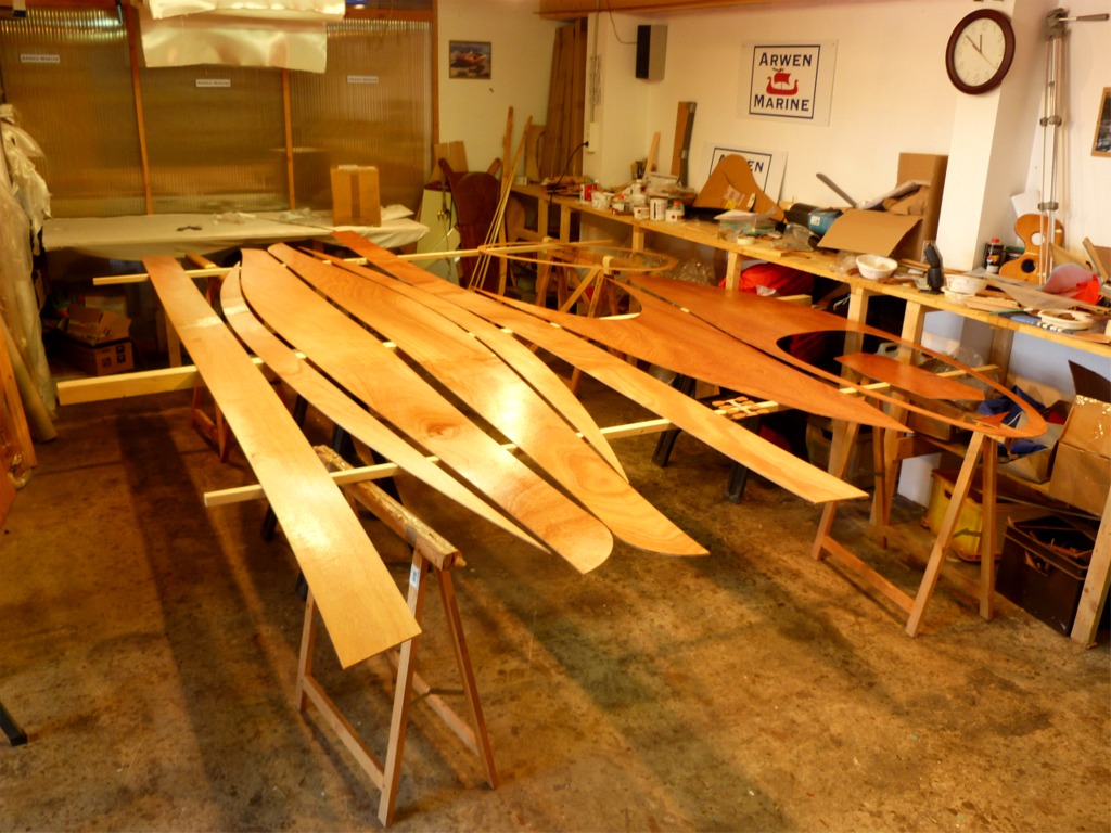 J'ai pr&eacute;par&eacute; le kit du Wood Duck 12 que nous allions construire avec Maud et Ga&euml;l, du 30 juin au 4 juillet . Vous trouverez sur cette page toutes les images de la construction accompagn&eacute;e de ce g&eacute;nial petit kayak. Avec l'&eacute;volution r&eacute;cente de la r&eacute;glementation, le Wood Duck 12 peut naviguer jusqu'&agrave; 2 milles d'un abri sans immatriculation, sous certaines conditions. 