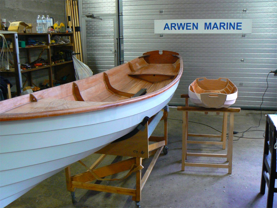 J'ai quand-même avancé sur la construction du Bateau Berceau que j'avais exposé partiellement "cousu" au salon nautique, en décembre. Le voici bord à bord avec la Yole de Chester... cela donne une idée de l'échelle ! La Yole est en attente du radoucissement des températures pour quelques collages sur l'aménagement intérieur et plein de vernis. 