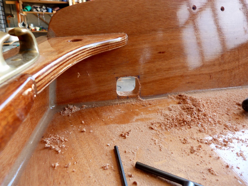 Vas-y, fais-moi mal ! C'est un peu ce que je me suis dit en percant le tableau arri&egrave;re pour faire passer la queue de malet &agrave; travers, afin de reprendre l'&eacute;coute du tapecul (ou artimon, je n'ai fait de recherches sur leur degr&eacute; d'homonymie - mais je me cr&eacute;dite de 100 points pour avoir plac&eacute; toutes mes lettres !) 