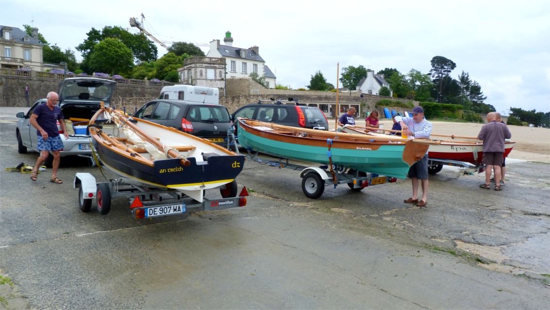 Nous nous pr&eacute;sentons &agrave; quatre bateaux sur la magnifique cale de mise &agrave; l'eau de B&eacute;nodet : de gauche &agrave; droite "An Treizh" (Biraou) &agrave; Ronan, "Silmaril", "Ilyva" (Skerry) &agrave; Francis, et derri&egrave;re, "La Marie Pupuce" (Skerry) &agrave; G&eacute;rard. Le Pirmil "Thema" de Katia et Pierre est d&eacute;j&agrave; sur l'eau. Ronan, qui nous a concoct&eacute; le programme de navigation de ces journ&eacute;es utilise Silmaril comme bar pour servir les caf&eacute;s que nous allons boire rituellement avant de partir naviguer. 