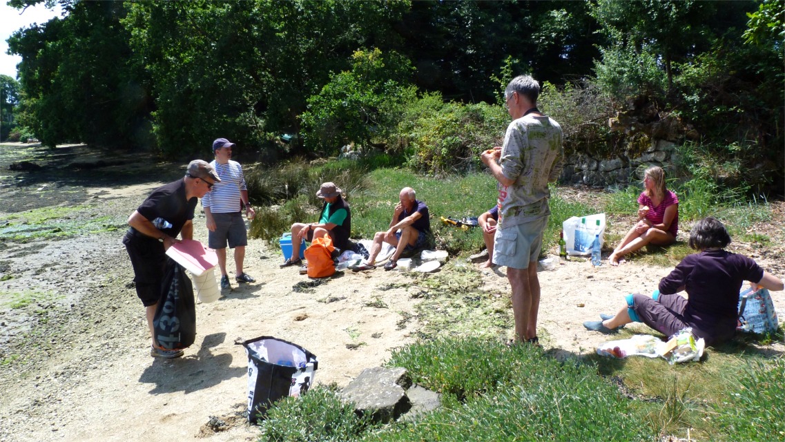 Un tout petit bout de sable en haut de gr&egrave;ve nous accueille pour le pique-nique. 