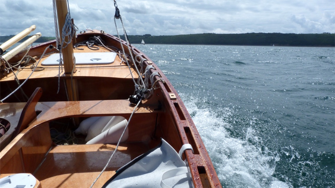 Je suis d'abord sorti avec misaine, foc et tapecul, en ayant toutefois pris un ris dans la misaine par pr&eacute;caution, mais j'ai promptement rentr&eacute; foc et tapecul (et gard&eacute; le ris) car le vent est &eacute;tabli &agrave; force 4, et je navigue sans &eacute;quipier ce matin. 