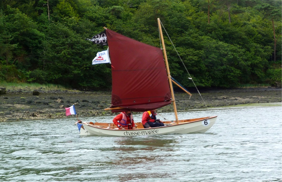 La modicit&eacute; de la surface de la voile aris&eacute;e de "Chasse-Mar&eacute;e" ne l'emp&egrave;che pas de marcher tr&egrave;s bien, m&ecirc;me avec deux personnes &agrave; bord. 