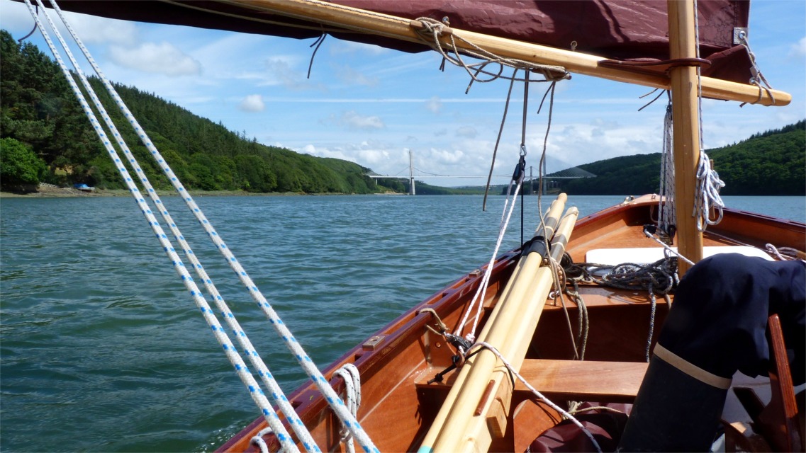 Nous approchons du nouveau pont suspendu de Terenez. 