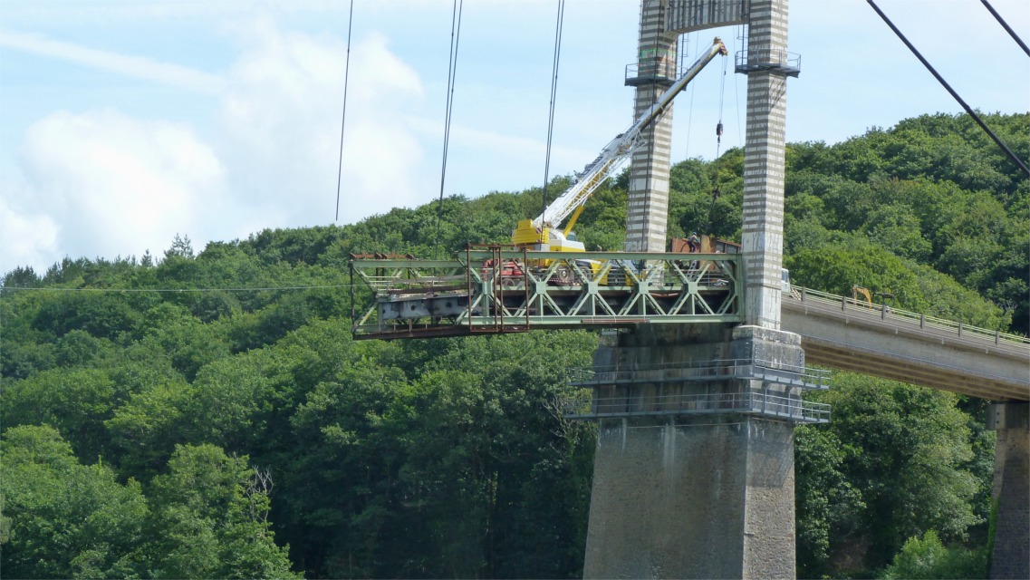 L'inclinaison du tron&ccedil;on restant de tablier ne parait pas troubler le conducteur de la grue pos&eacute;e dessus... 