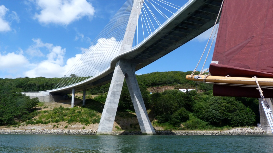 Le nouveau pont est en courbe continue et l'ensemble de la structure est tr&egrave;s &eacute;l&eacute;gant. 