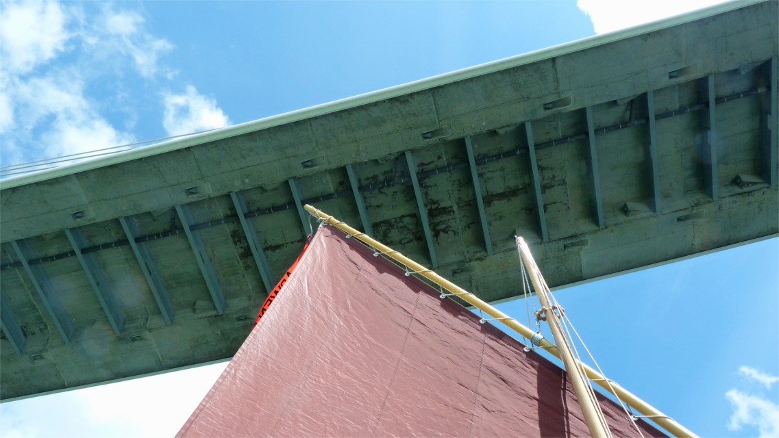 Il y a plus de 30 m&egrave;tres de tirant d'air sous le tablier du nouveau pont. 