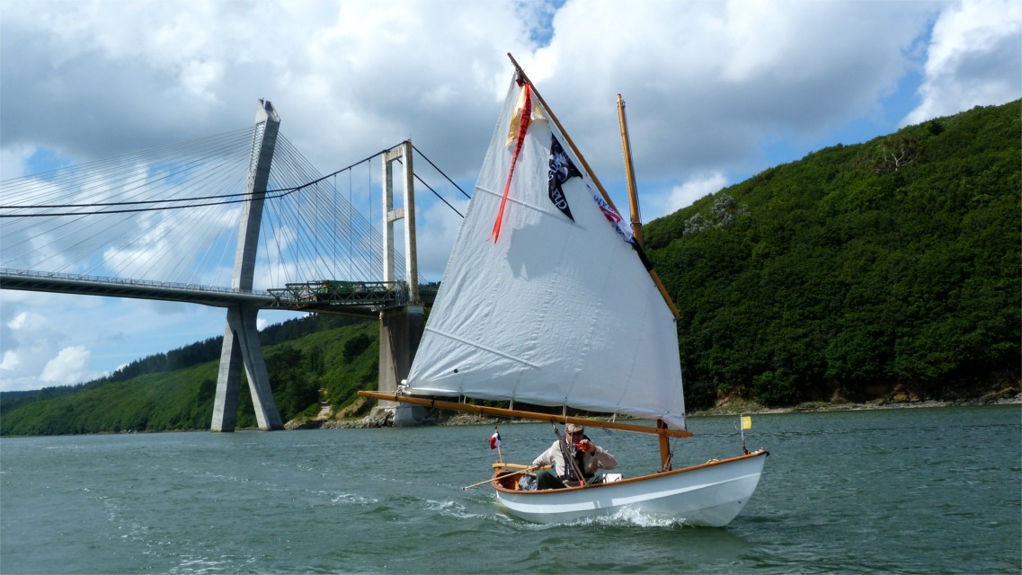 G&eacute;rard a conserv&eacute; ses deux ris sur "La Marie Pupuce" car nous recevons de temps en temps de fortes ris&eacute;es par-dessus la pointe de Landevennec.