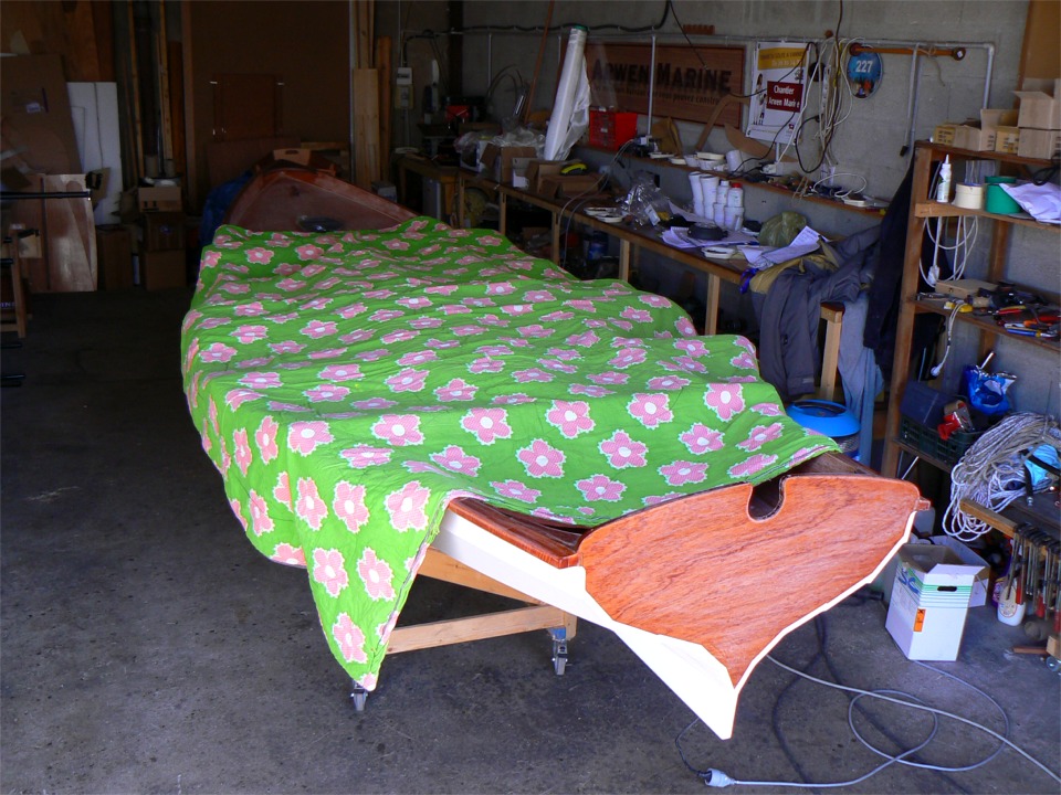 Et voil&agrave; ce que &ccedil;a donne avec le second duvet : en chauffe pour 24 heures ! Il y a un peu de jour sur les cot&eacute;s pour laisser entrer un peu d'air : j'h&eacute;site &agrave; enfermer totalement les deux radiateurs &eacute;lectriques, m&ecirc;me &eacute;quip&eacute;s de thermostat... 