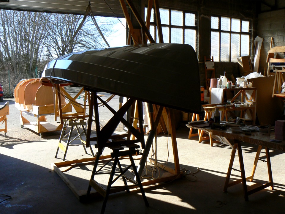 Apr&egrave;s le collage, il faut faire de petits joints-cong&eacute;s autour des sabots : je me suis d&eacute;j&agrave; longuement &eacute;tendu sur la facilit&eacute; de travailler dans le fond d'un bateau retourn&eacute; et rehauss&eacute;, au lieu de se casser le dos et de b&acirc;cler &agrave; cause de la difficult&eacute; d'acc&egrave;s. 