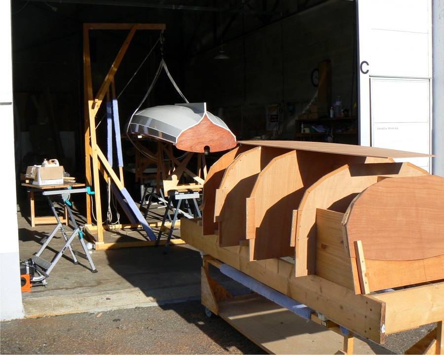 Je profite d'un rayon de soleil pour sortir le mannequin de l'Arwen. On voit que j'ai d&eacute;coup&eacute; la sole, qui n'est pas encore cintr&eacute;e en place. 