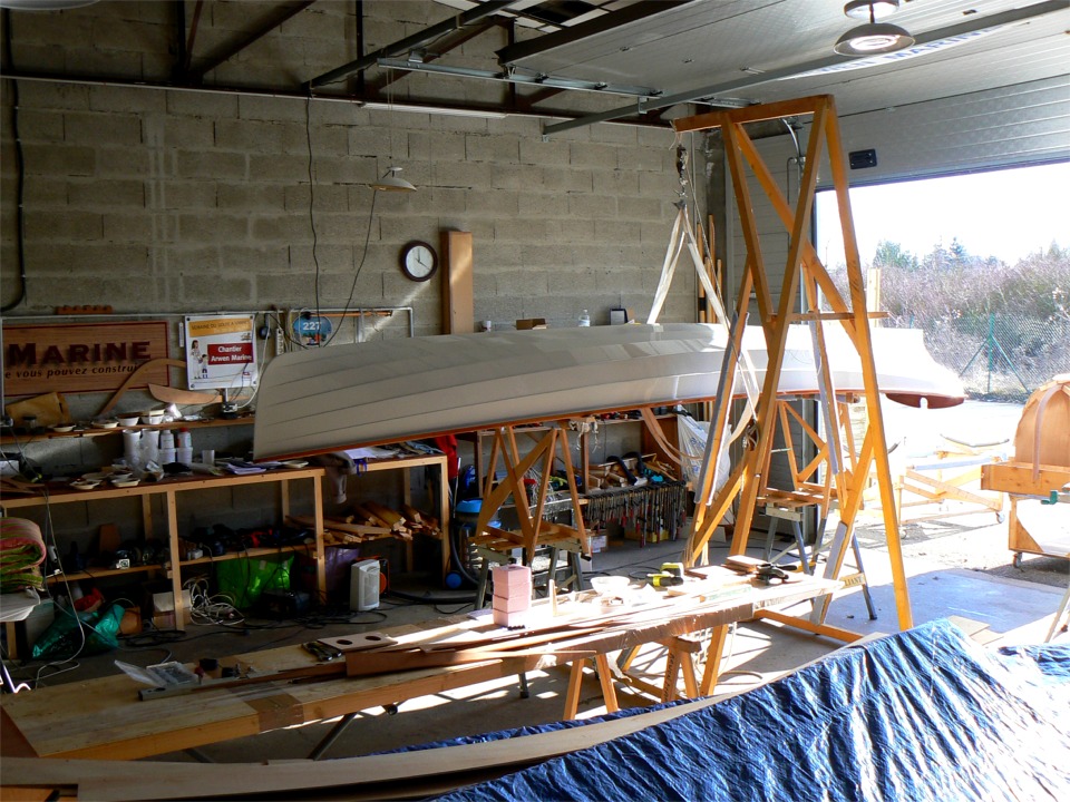 Vue de la Yole de Chester en hauteur. Je laisse ma ch&egrave;vre en position, car les tr&eacute;teaux sont assez branlants sur les &eacute;tablis, et je crains toujours de faire tomber le bateau.