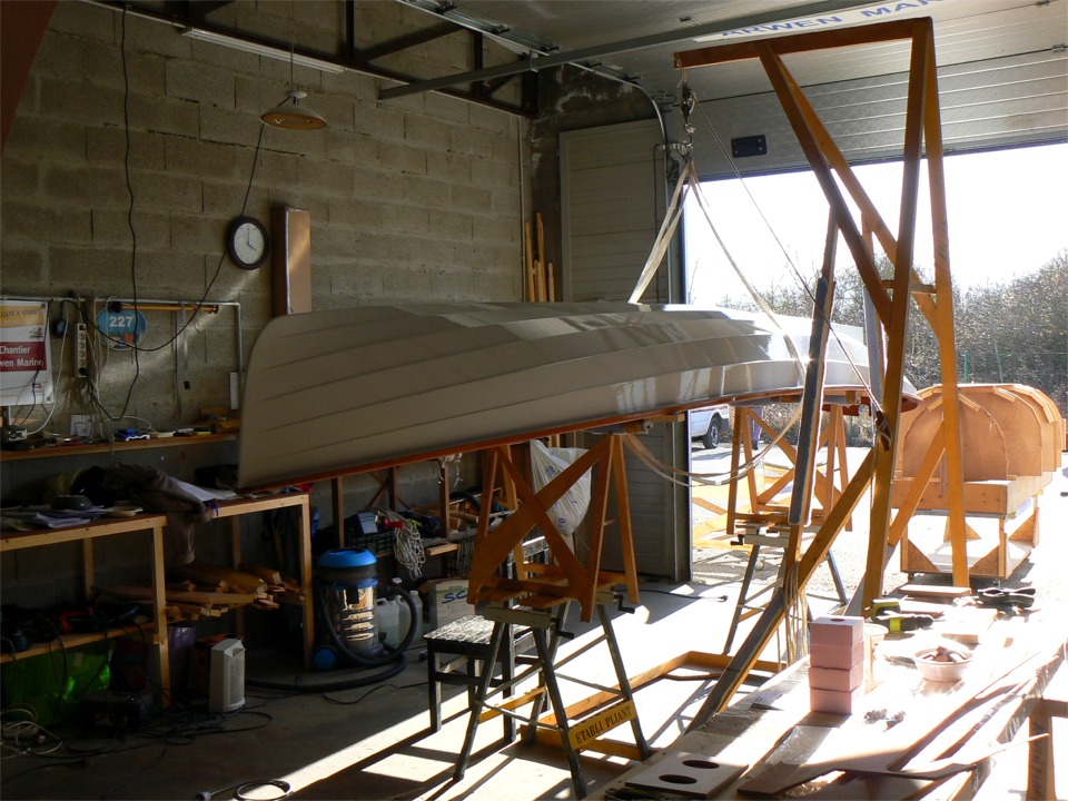 Les apparences sont trompeuses : la peinture de la yole a l'air impeccable, mais il y avait suffisamment de petits d&eacute;fauts pour que je la reponce et que je repasse une nouvelle couche apr&egrave;s l'avoir redescendue de cette position pr&eacute;caire. 