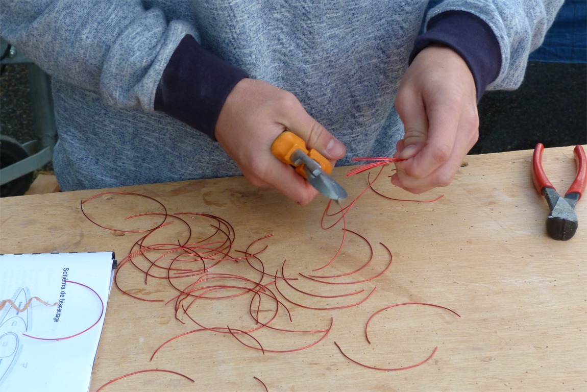 En coupant les rouleaux en deux sur leur diamètre, on obtient des sutures à la bonne longueur sans devoir mesurer individuellement chaque segment. 