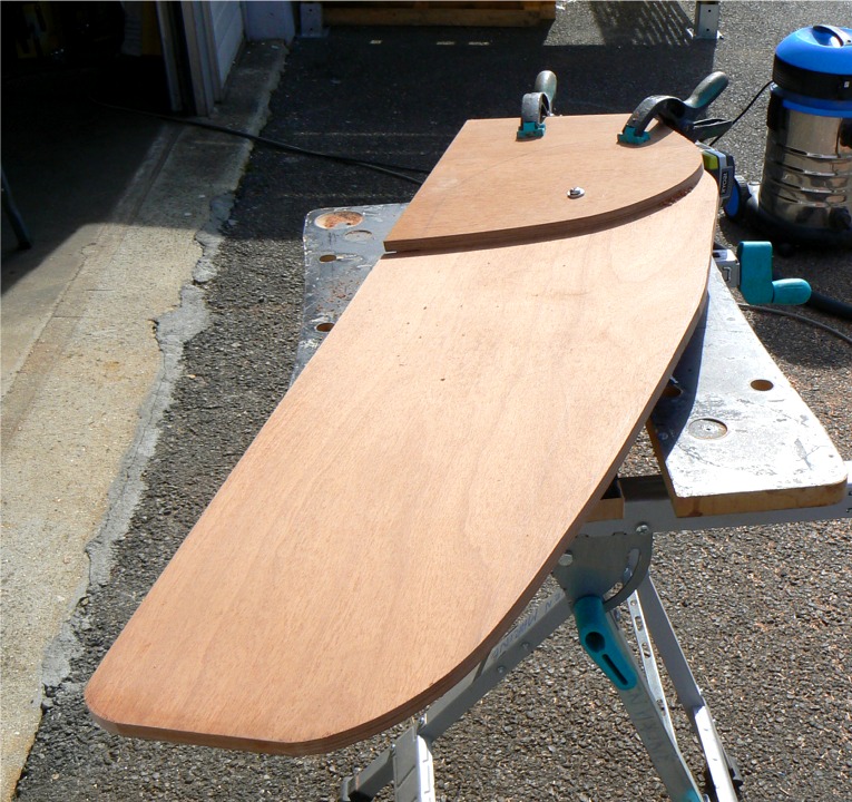 Je r&eacute;alise un gouvernail &agrave; safran pivotant pour remplacer celui du voile-aviron de Ronan qui commence &agrave; donner des signes de faiblesse. C'est le cot&eacute; gauche, le plus rectiligne, qui sera vers l'avant, cot&eacute; tableau. 