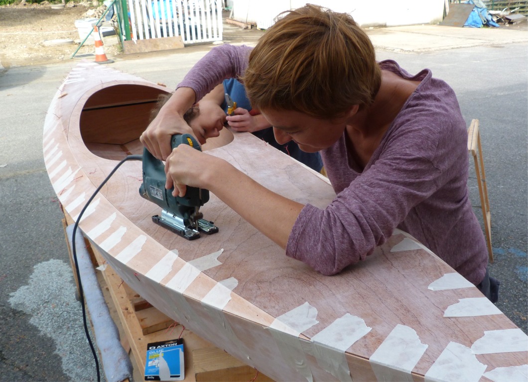 Nous attaquons tr&egrave;s fort en ce d&eacute;but de seconde journ&eacute;e avec la d&eacute;coupe de la trappe ovale du compartiment arri&egrave;re du Wood Duck 12. La difficult&eacute; de cette op&eacute;ration est que les deux bords de la d&eacute;coupe seront d&eacute;finitifs, car la "chute" sera utilis&eacute;e comme couvercle de trappe. On n'a donc pas le droit &agrave; l'erreur et aucune rectification de la coupe initiale ne sera possible. Nous avons fait une s&eacute;rie de petits trous (1.5 mm) afin d'introduire la lame de la scie sauteuse, et Maud commence la d&eacute;coupe... 