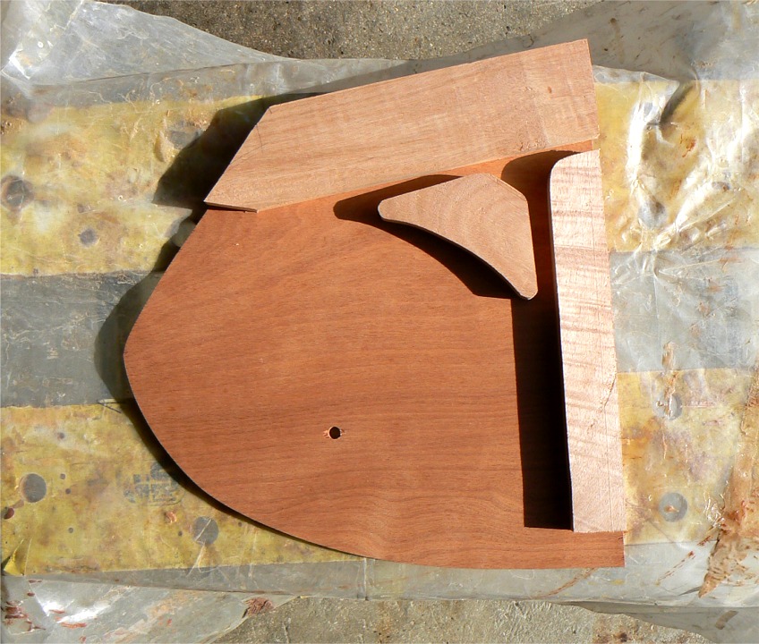 Voici les pi&egrave;ces de "l'&acirc;me" dispos&eacute;es sur l'une des joues de la t&ecirc;te de gouvernail. Les "chemins" entre les trois pi&egrave;ces permettent le passage des "bouts" de contr&ocirc;le du safran : celui qui le bloque en position basse passera verticalement &agrave; droite, et le second qui le soutient "relev&eacute;" passe horizontalement en haut. 