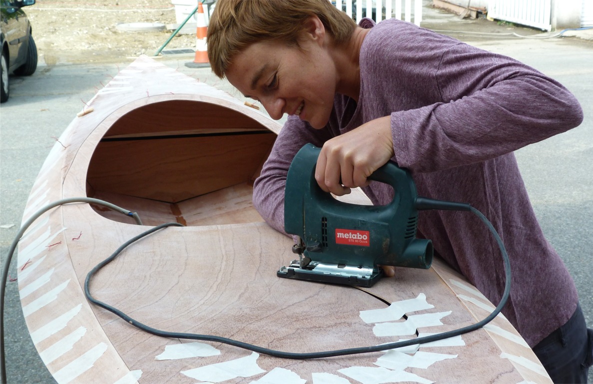 Maud a d&eacute;j&agrave; fait 3/4 de la d&eacute;coupe et Ga&euml;l a pos&eacute; des bouts d'adh&eacute;sif au fur et &agrave; mesure afin d'&eacute;viter que la "chute" soit trop mobile. 