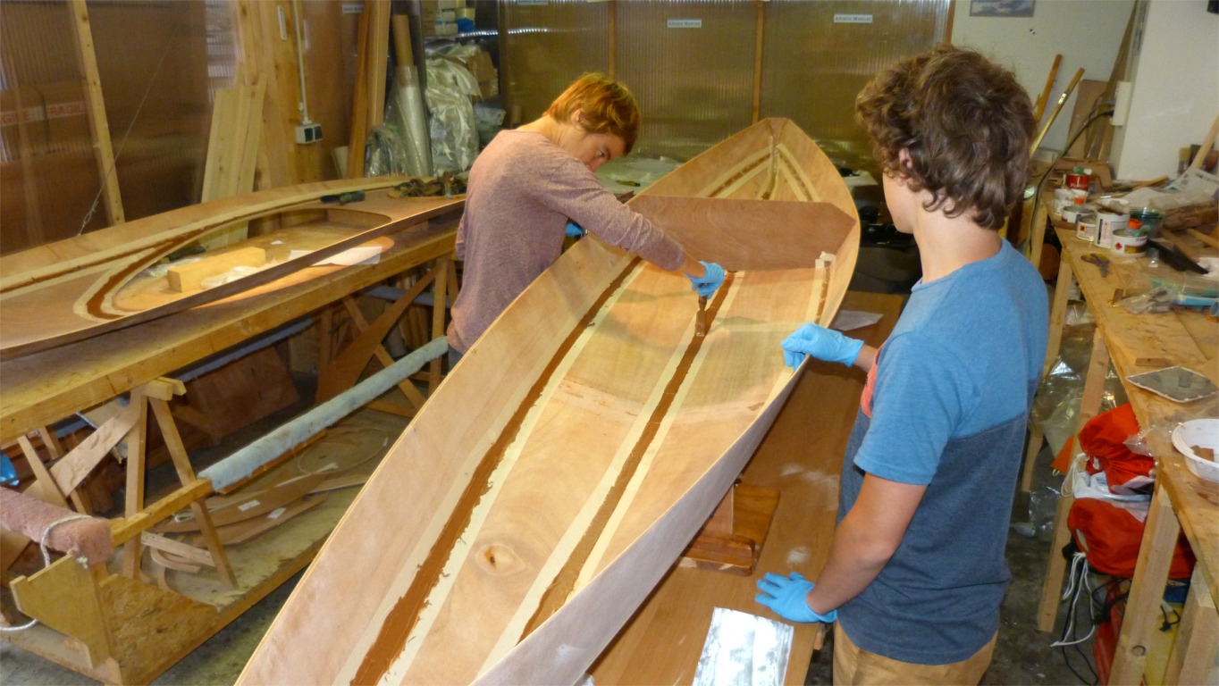 Une fois la d&eacute;coupe termin&eacute;e, nous avons s&eacute;par&eacute; le pont de la coque et extrait toutes les sutures. Maud a masqu&eacute; tout le long des joints &agrave; faire et nous repassons sur le premier collage en pointill&eacute;s afin de faire partout un joint consistant d'&eacute;poxy charg&eacute;e, tant dans la coque que dans le pont, que l'on aper&ccedil;oit sur la gauche. 