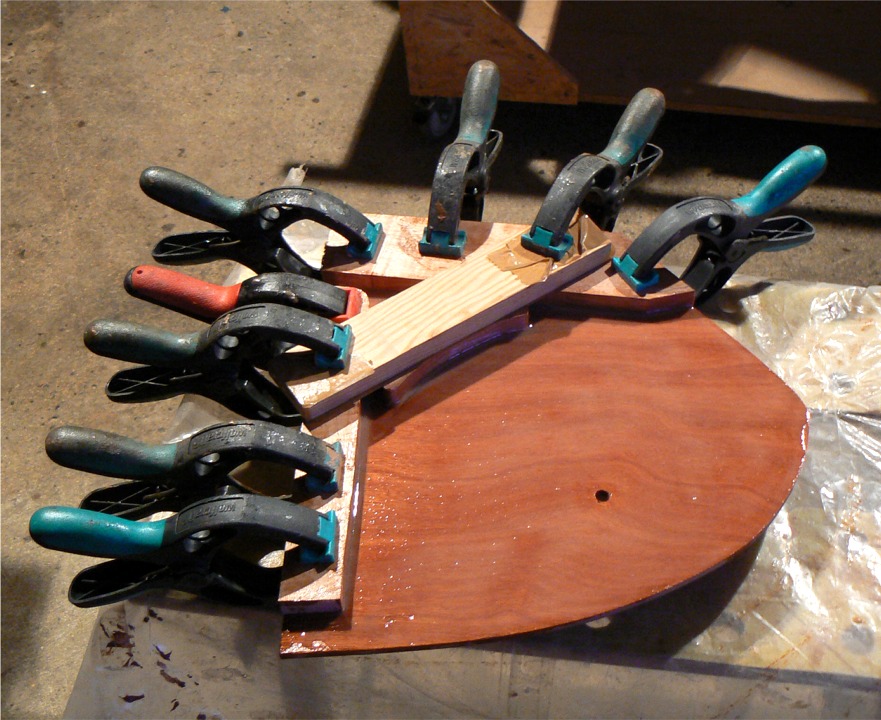 Collage des pi&egrave;ces d'&acirc;me sur l'une des joues de la t&ecirc;te de gouvernail. Le reste de la surface est enduit d'&eacute;poxy charg&eacute;e (de silice en poudre tr&egrave;s fine) afin de prot&eacute;ger la surface du contreplaqu&eacute; des frottements du safran. 