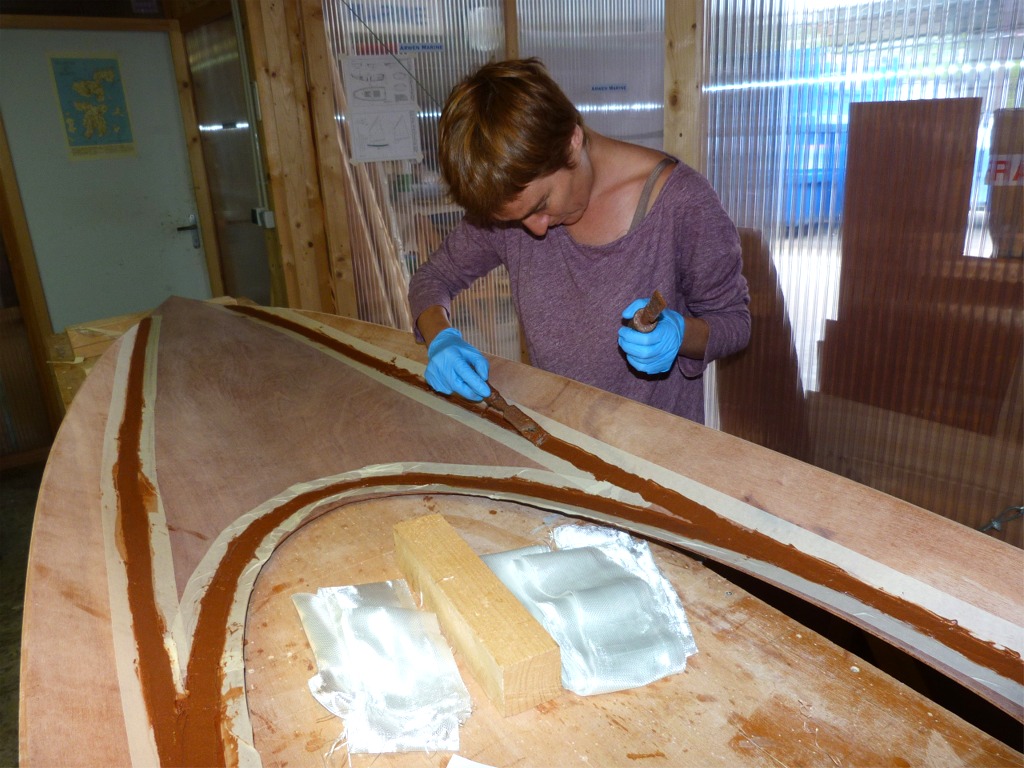 Les bandes d'adh&eacute;sif de masquage seront retir&eacute;es imm&eacute;diatement apr&egrave;s que les joints soient faits, sans atendre que l'&eacute;poxy durcisse, bien s&ucirc;r. On aper&ccedil;oit dans l'ouverture du cockpit des longueurs de bande de fibre de verre qui vont nous servir &agrave; "armer" les joints dans quelques instants. 