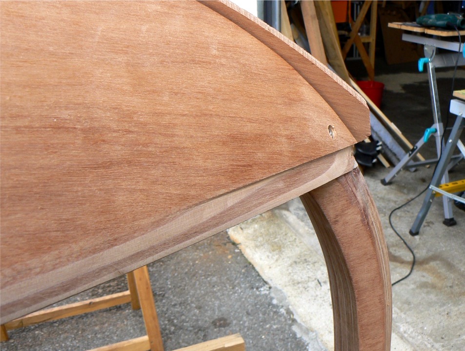 Gros plan sur la r&acirc;blure du haut du galbord b&acirc;bord &agrave; l'&eacute;trave. Le r&ocirc;le de cette r&acirc;blure est de permettre aux clins de venir se poser &agrave; franc bord sur l'&eacute;trave. 