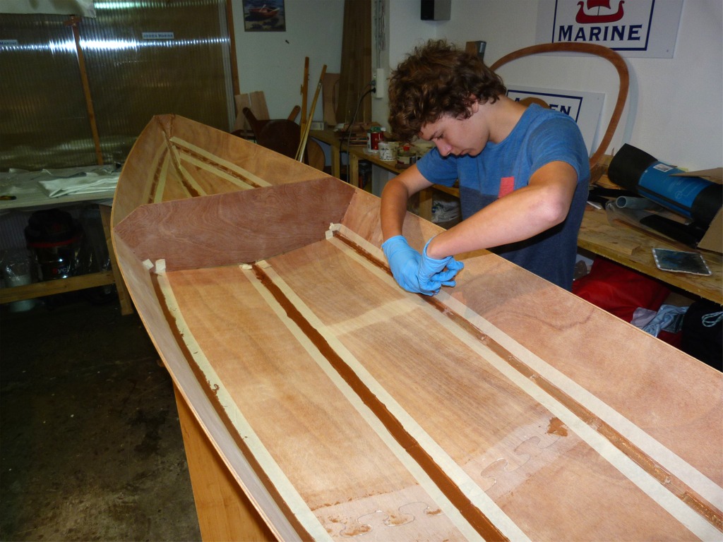 Les bandes d'adh&eacute;sif de masquage nous facilitent le travail en limitant les bords du joint et &eacute;liminant la n&eacute;cessit&eacute; de racler les exc&eacute;dents d'&eacute;poxy charg&eacute;e. 