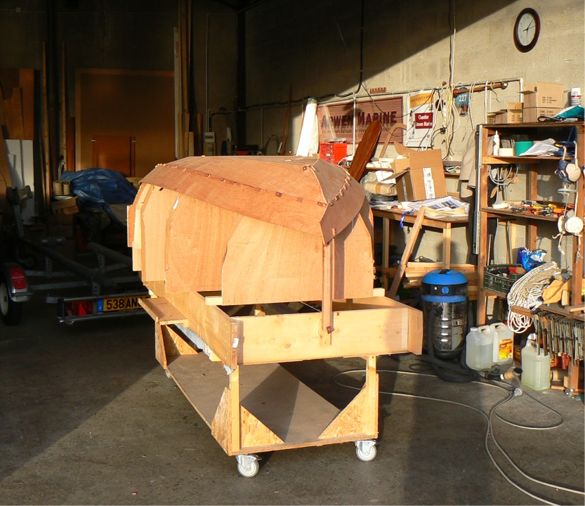 Je viens de coller les ribords (les seconds bord&eacute;s apr&egrave;s les galbords), et je profite d'un rayon de soleil vesp&eacute;ral pour prendre cette photo. 