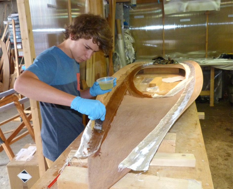 Les bandes de fibre de verre sont pos&eacute;es sur les joints encore "frais" et satur&eacute;es d'&eacute;poxy "claire" (sans charge ajout&eacute;e). 