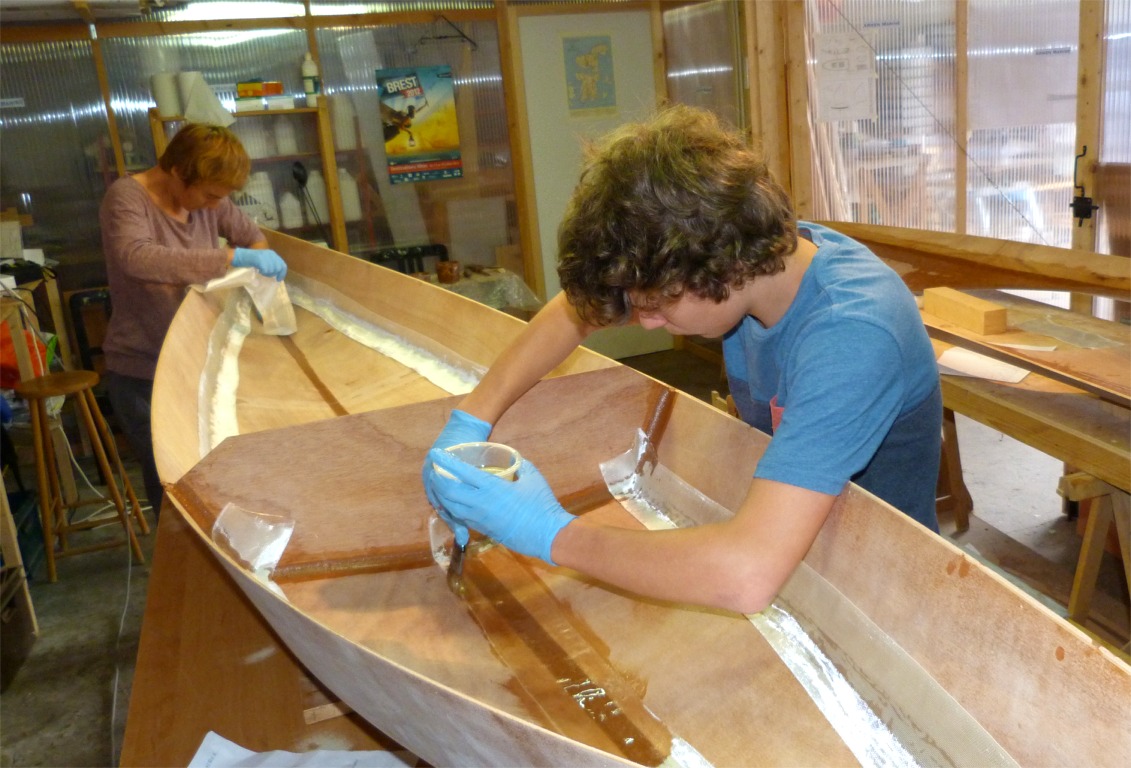 Les bandes sont satur&eacute;es d'&eacute;poxy &agrave; l'aide d'un pinceau : on voit clairement la diff&eacute;rence entre la bande non satur&eacute;e, qui n'est que "tach&eacute;e" par l'&eacute;poxy des joints, et celle qui a &eacute;t&eacute; trait&eacute;e au peinceau et est devenue parfaitement transparente. 
