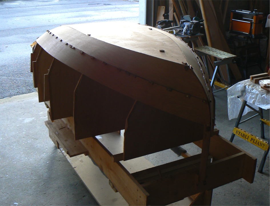 Le collage des bord&eacute;s entre eux est tenu pendant le durcissement de l'&eacute;poxy par des vis temporaires, pass&eacute;es &agrave; travers des cales pour &eacute;viter de trop marquer la surface. Une vis tous les 12 cm... 